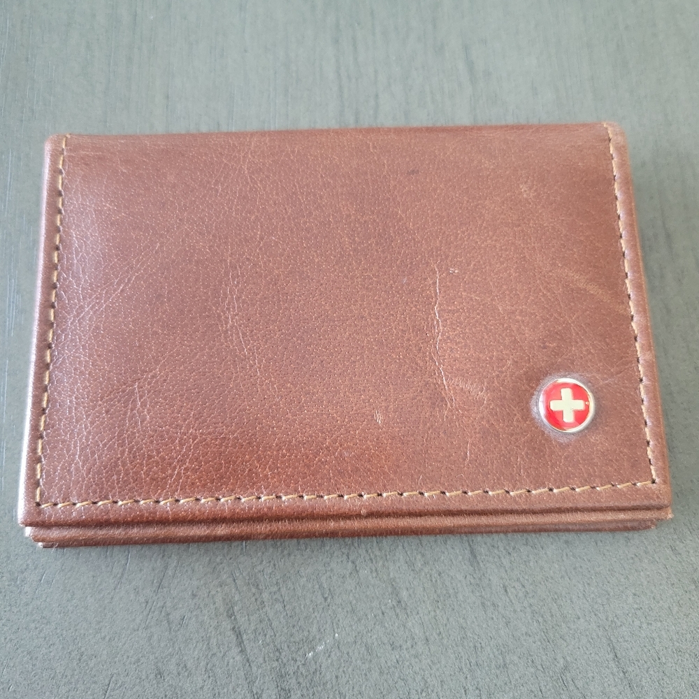 MAN'S WALLET BY ALPINE SWISS IN EXCELLENT CONDITION